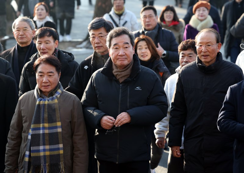 [고양=뉴시스] 고승민 기자 = 이낙연 전 더불어민주당 대표가 1일 경기 고양시 행주산성에서 신년인사회를 개최하고 지지자 등과 행주대첩비를 참배하기 위해 이동하고 있다. 2024.01.01. kkssmm99@newsis.com /사진=뉴시스