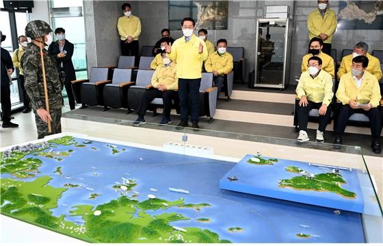 유정복 인천시장이 지난 2022년 10월 북한 포격과 관련해 대연평도 연평평화전망대에서 안보상황을 점검하고 있다.