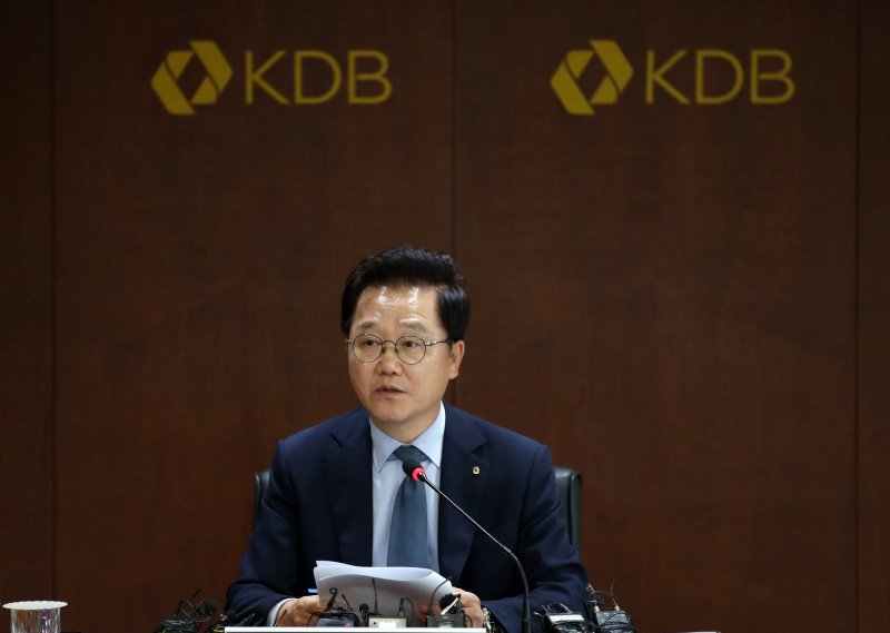 [서울=뉴시스] 고범준 기자 = 강석훈 KDB산업은행 회장이 20일 오후 서울 영등포구 KDB산업은행 본점에서 취임 1주년 기자간담회를 하고 있다. 2023.06.20. bjko@newsis.com /사진=뉴시스