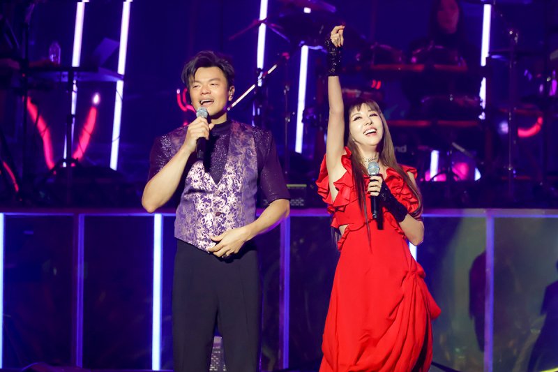 [서울=뉴시스] 박진영(J.Y. Park) 2023 송년 콘서트 '80's Night' 공연. (사진 = JYP엔터테인먼트 제공) 2024.01.02. photo@newsis.com *재판매 및 DB 금지