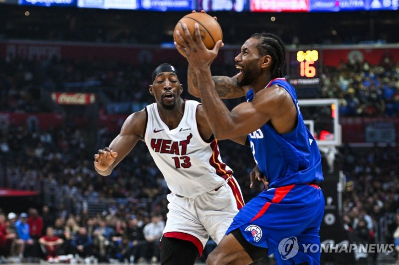 뱀 아데바요(왼쪽)와 커와이 레너드(오른쪽) Jan 1, 2024; Los Angeles, California, USA; Los Angeles Clippers forward Kawhi Leonard (2) looks to pass against Miami Heat center Bam Adebayo (13) during the second quarter at Crypto.com Arena. Mandatory Credit: Jonathan Hui-USA TODAY Sports