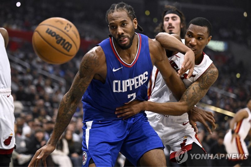 클리퍼스의 커와이 레너드 Los Angeles Clippers forward Kawhi Leonard (2) keeps Miami Heat forward Jamal Cain, right, from the ball during the first half of an NBA basketball game, Monday, Jan. 1, 2024 in Los Angeles. (AP Photo/Alex Gallardo)