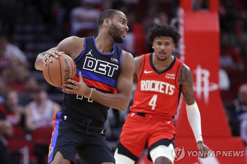 공을 잡은 디트로이트의 알렉 벅스 Detroit Pistons guard Alec Burks, left, looks to pass the ball as Houston Rockets guard Jalen Green (4) looks on during the first half of an NBA basketball game, Monday, Jan. 1, 2024, in Houston. (AP Photo/Michael Wyke)