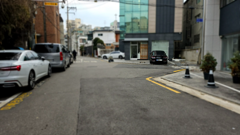 2일 서울 마포구 서교동에서 본지는 전날 40대 외국인 남성이 일면식 없는 피해자에게 흉기를 휘둘러 중상을 입힌 현장을 찾았다. 사진은 2일 서교동 주택가 현장의 모습 /사진=노유정 기자