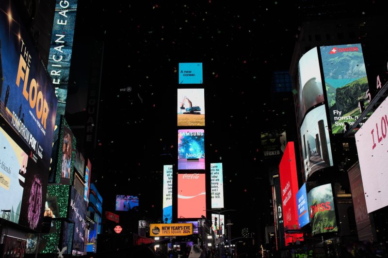 1일(현지시간) 미국 뉴욕의 신년맞이 행사 '2024 타임스스퀘어 볼 드롭' 건물 전광판에 HD현대의 건설기계 브랜드인 '디벨론' 홍보영상이 송출되고 있다. HD현대 제공