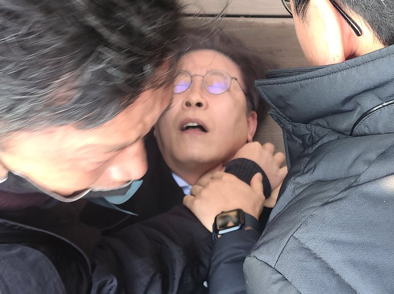이재명 더불어민주당 대표가 2일 오전 부산 가덕도에서 신원미상인에게 피습을 당한 뒤 쓰러져 있다. 뉴스1