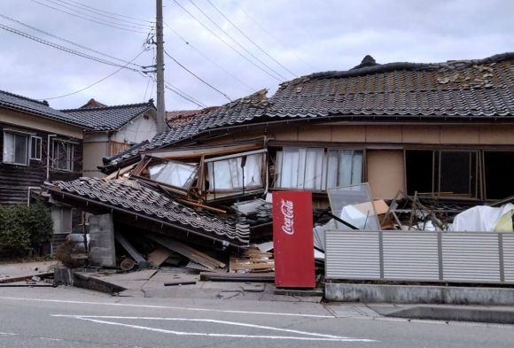새해 첫날인 1일 일본에서 최대 규모 7.6의 강진이 발생해 주택이 파괴됐다. 연합뉴스