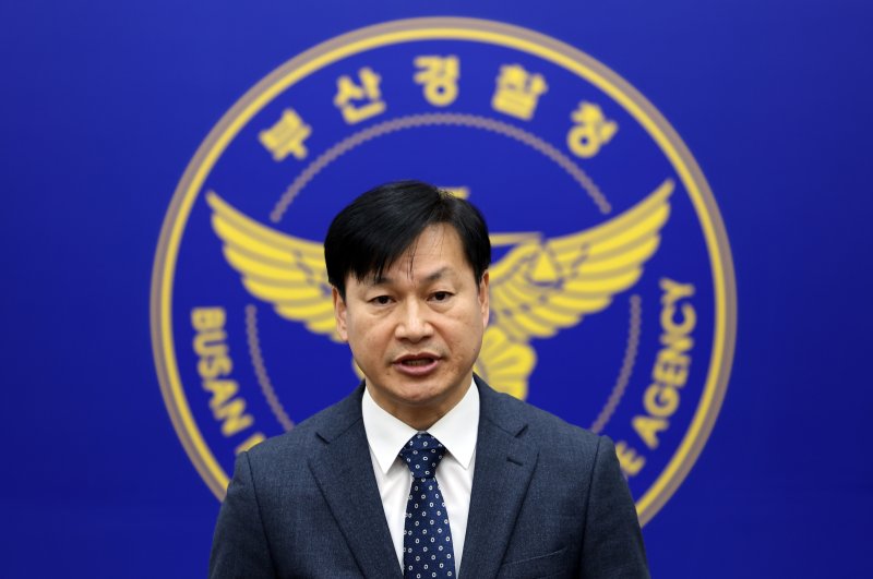 [부산=뉴시스] 하경민 기자 = 2일 부산 연제구 부산경찰청 브리핑실에서 손제한 부산청 수사부장이 이재명 더불어민주당 대표 흉기 피습 사건에 대해 설명하고 있다. 2024.01.02. yulnetphoto@newsis.com