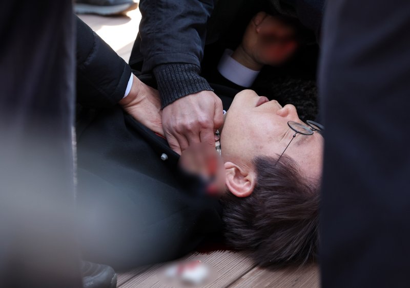 [부산=뉴시스] 하경민 기자 = 이재명 더불어민주당 대표가 2일 오전 부산 강서구 대항전망대를 방문해 가덕신공항 건설 예정지를 둘러본 뒤 흉기 피습을 당해 쓰러져 있다. 2024.01.02. yulnetphoto@newsis.com