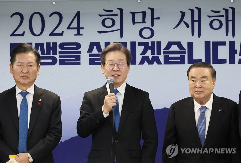 인사말 하는 이재명 대표 인사말 하는 이재명 대표 (서울=연합뉴스) 이정훈 기자 = 더불어민주당 이재명 대표가 1일 서울 여의도 중앙당사에서 열린 신년인사회에서 인사말을 하고 있다. 2024.1.1 uwg806@yna.co.kr (끝)