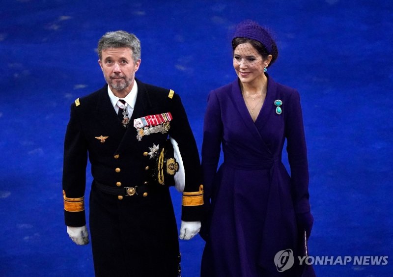 덴마크 프레데릭 왕세자 부부 (FILES) Crown Prince Frederik of Denmark and Crown Princess Mary arrive at Westminster Abbey in central London on May 6, 2023, ahead of the coronations of Britain's King Charles III and Britain's Camilla, Queen Consort. Denmark's popular Australian-born Crown Princess Mary will becom