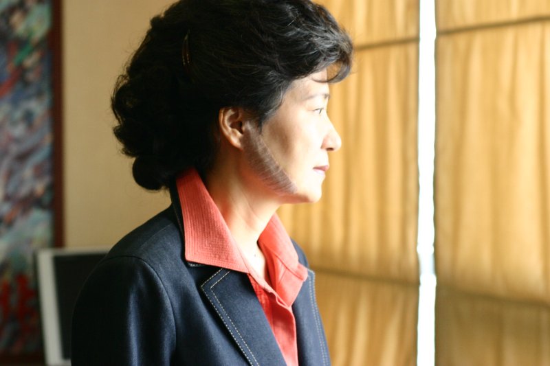 2006년 5월 서울시장 후보 지원유세 현장에서 커터칼에 얼굴을 피습당한 뒤의 박근혜 전 대통령의 모습. 뉴시스