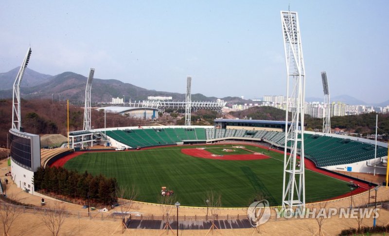 울산 문수야구장 전경 공사 끝난 문수야구장 울산 프로야구시대 개막 (울산=연합뉴스) 이상현 기자 = 19일 울산 문수야구장 시설 공사가 거의 마무리됐다. 문수야구장은 오는 22일 개장되며 22일과 23일 롯데 자이언츠와 한화 이글스가 문수야구장 개장 기념 시범경기를 연다. 2014.3.19 leeyoo@yna.co.kr (끝)