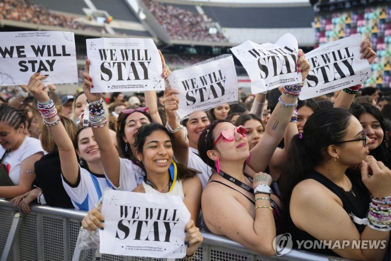 테일러 스위프트 공연 기다리는 아르헨 팬들 테일러 스위프트 공연 기다리는 아르헨 팬들 (부에노스아이레스 AP=연합뉴스) 9일(현지시간) 아르헨티나 부에노스아이레스에서 팝스타 테일러 스위프트의 팬들이 그의 '에라스 투어' 공연이 시작하기를 기다리고 있다. 현재 가장 영향력 있는 여가수 중 한 명으로 손꼽히는 테일러 스위프트는 '테일러노믹스'라는 신조어를 탄생시키며 막대한 사회, 경제적 영향력을 행사하고 있다. 2023.11.10 ddy04002@yna.co.kr (끝)