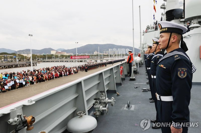 중국 해군 함정 (231218) -- HANGZHOU, Dec. 18, 2023 (Xinhua) -- Soldiers line up on the deck in Zhoushan, east China's Zhejiang Province, Dec. 18, 2023. A Chinese navy fleet returned to the port city of Zhoushan in Zhejiang Province, east China, on Monday after completing escort missions. The 44th fleet of