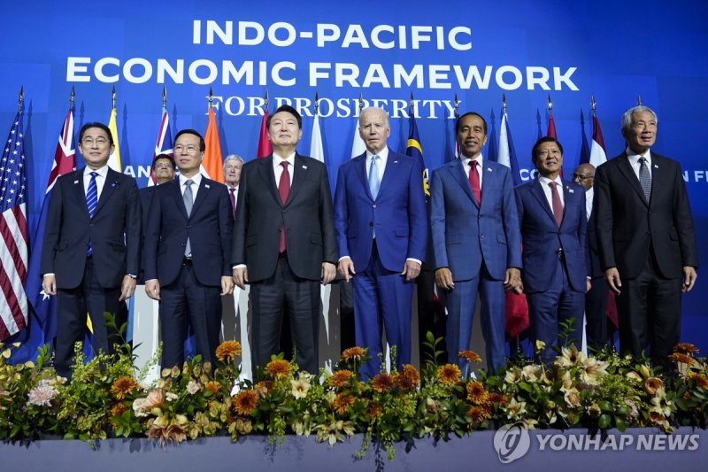 美 샌프란시스코에서 인도태평양경제프레임워크(IPEF) 행사에 참석한 APEC 정상들 President Joe Biden poses with other leaders for the Indo-Pacific Economic Framework family photo at the Asia-Pacific Economic Cooperation summit, Thursday, Nov. 16, 2023, in San Francisco. (AP Photo/Godofredo A. Vásquez)