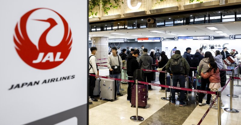 지난 1월 3일 서울 강서구 김포국제공항 국제선 출국장 카운터에서 일본으로 향하는 여행객들이 출국 수속을 하고 있다. 뉴시스