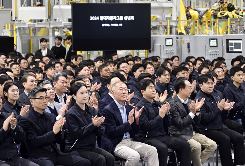 3일 기아 오토랜드 광명 전기차 전용공장에서 열린 현대차그룹 2024년 신년회에 참석한 정의선 현대차그룹 회장(앞줄 오른쪽 다섯번째)과 임직원들이 박수를 치고 있다. 현대차그룹 제공