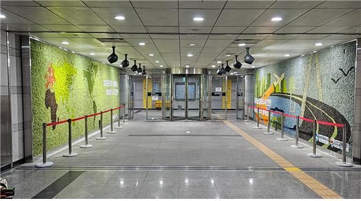 인천 도시철도 1호선 센트럴파크역에 모스월 특화공간이 설치됐다. 인천시 제공.