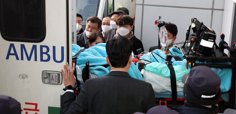 부산에서 신원 미상 남성에게 피습을 당한 이재명 더불어민주당 대표가 2일 오후 서울 종로구 서울대병원에 도착해 이송되고 있다. 2024.1.2./뉴스1 ⓒ News1 김명섭 기자 /사진=뉴스1