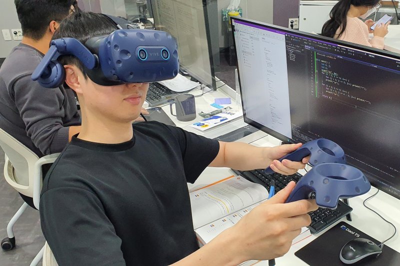한국폴리텍대학 광명융합기술교육원 증강현실시스템과에 입학한 정주호씨(30)가 천문관측 가상현실(VR) 앱을 제작하고 있다.