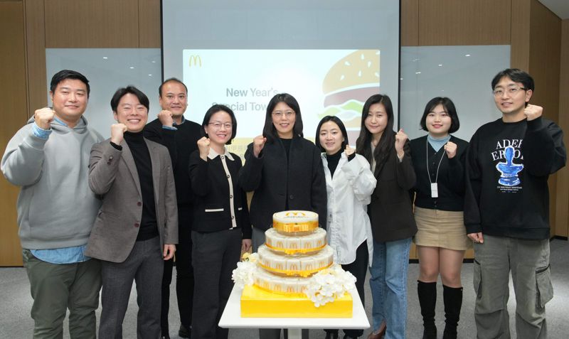 한국맥도날드 김기원 대표(가운데)와 임직원들이 3일(수) 본사에서 열린 새해맞이 사내행사에서 기념사진을 촬영하고 있다.