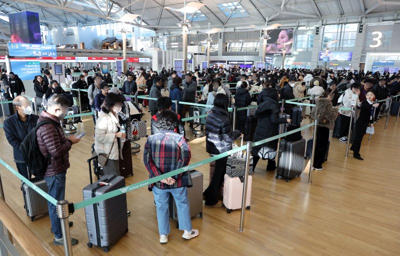 크리스마스 연휴를 하루 앞둔 22일 인천국제공항 출국장이 여행객으로 붐비고 있다. 2023.12.22/뉴스1 ⓒ News1 박정호 기자