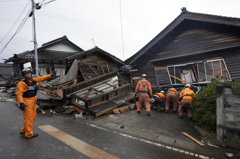 지난 3일 일본 이시카와현 스즈시에서 구조대가 지진으로 무너진 집을 수색하고 있다. 지난 1일 이시카와현 노토반도에서 발생한 지진으로 지금까지 사망자 숫자는 최소 62명으로 늘어났다. 뉴시스