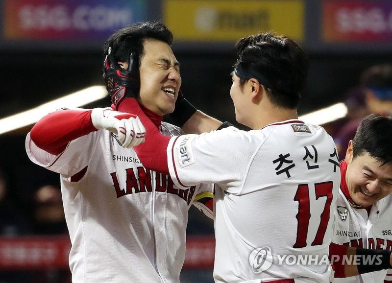 '짐승' 김강민, 랜더스 필드서 은