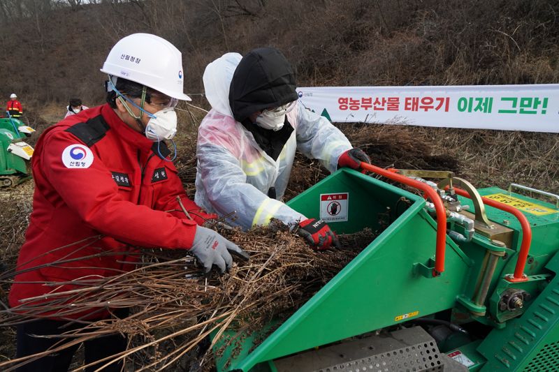 남성현 산림청장(왼쪽)이 3일 충남 금산군 진산면에서 산불의 원인이 되는 영농부산물 파쇄 캠페인을 벌이고 있다.