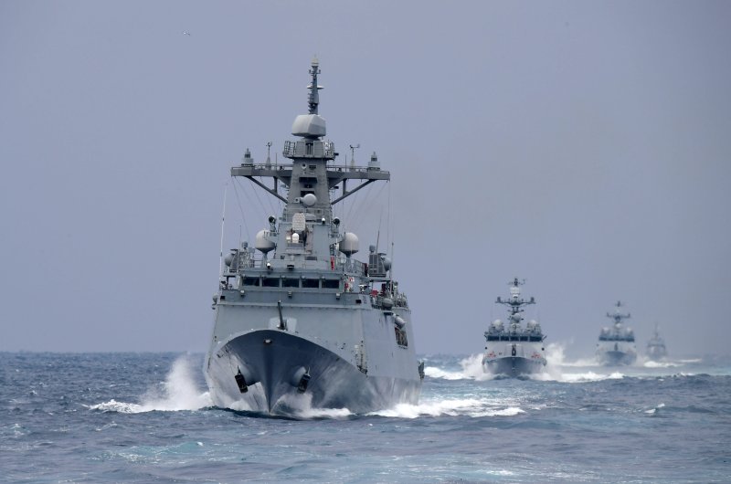 북한의 도발 위협이 증가되고 있는 가운데 해군 1함대사령부 함정들이 2024년 1월 3일 동해상에서 새해 첫 해상기동훈련을 하고 있다. (사진 왼쪽부터 강원함(FFG), 김수현함(PKG), 임병래함(PKG), 참수리 331호정(PKM)). 사진=해군 1함대 제공