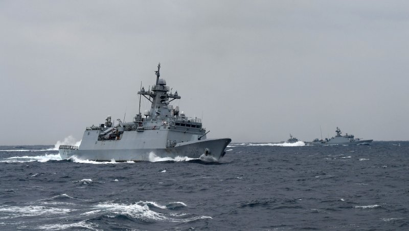 북한의 도발 위협이 증가되고 있는 가운데 해군 1함대사령부 함정들이 2024년 1월 3일 동해상에서 새해 첫 해상기동훈련을 하고 있다. 사진 왼쪽부터 강원함(FFG), 임병래함(PKG), 김수현함(PKG)). 사진=해군 1함대 제공