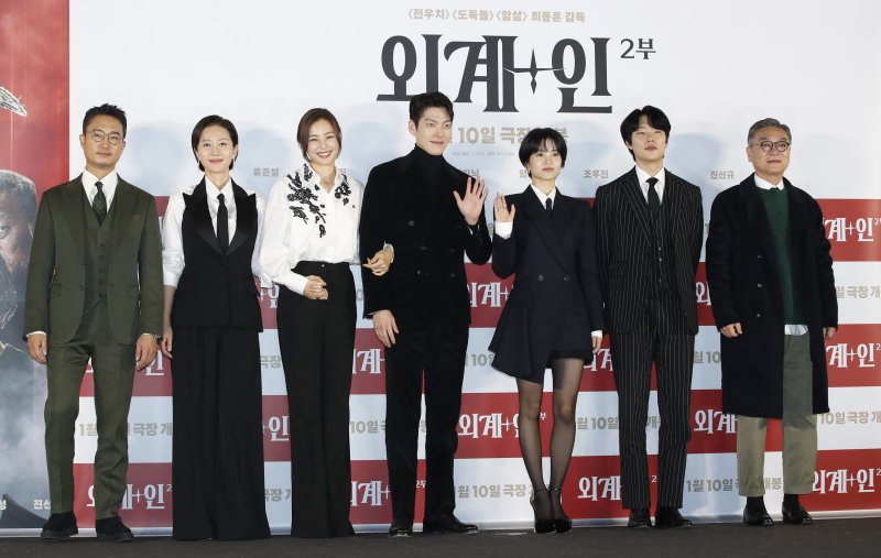 배우 조우진(왼쪽부터)과 염정아, 이하늬, 김우빈, 김태리, 류준열, 김의성이 3일 서울 용산구 CGV용산아이파크몰에서 열린 영화 '외계+인 2부'(감독 최동훈) 언론시사회에서 포즈를 취하고 있다. '외계+인' 2부는 치열한 신검 쟁탈전 속 숨겨진 비밀이 밝혀지는 가운데 미래로 돌아가 모두를 구하려는 인간과 도사들의 이야기를 그린 작품이다. 2024.1.3/뉴스1 ⓒ News1 권현진 기자