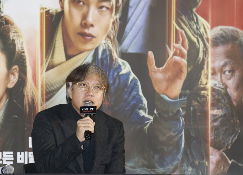 최동훈 감독이 3일 서울 용산구 CGV용산아이파크몰에서 열린 영화 '외계+인 2부'(감독 최동훈) 언론시사회에서 인사말을 하고 있다. '외계+인' 2부는 치열한 신검 쟁탈전 속 숨겨진 비밀이 밝혀지는 가운데 미래로 돌아가 모두를 구하려는 인간과 도사들의 이야기를 그린 작품이다. 2024.1.3/뉴스1 ⓒ News1 권현진 기자