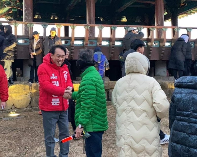 권 예비후보가 1일 동래구 북장대에서 지역민을 만나고 있다(권 예비후보 제공)