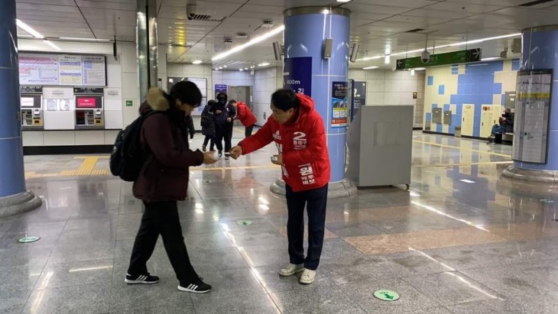 권 예비후보가 3일 도시철도 낙민역에서 지역민에게 아침인사를 하고 있다(권 예비후보 제공)