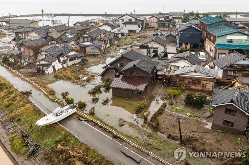 지진으로 큰 피해를 본 일본 이시카와현 스즈시에서 3일 배가 육지에 올라와 있다. 연합뉴스