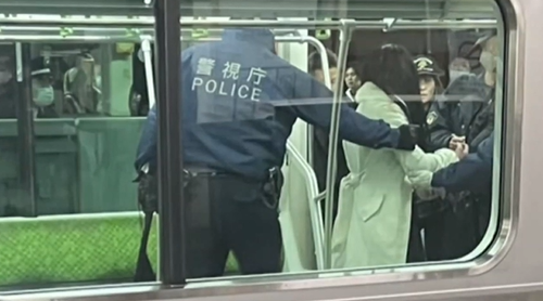 흰 옷 입은 20대 여성이... 도쿄 지하철서 순식간에 벌어진 일