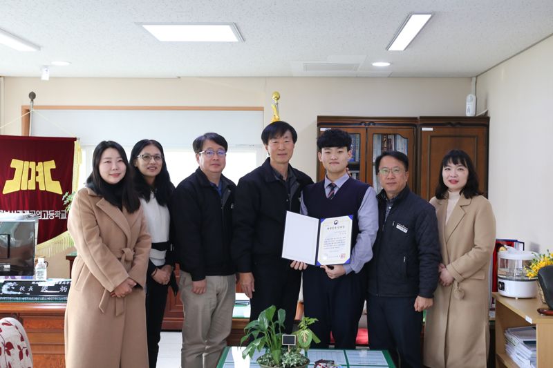 2023년 대한민국 인재상 수상자로 선정된 부산기계공고 서장현 학생(오른쪽 세번째)이 기념사진을 찍고 있다. 부산시교육청 제공