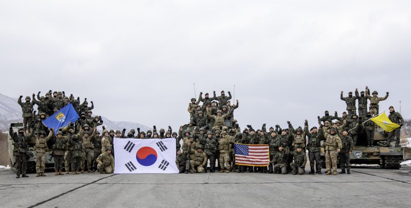 육군은 경기도 포천 승진훈련장에서 새해 첫 한미연합 전투사격훈련을 실시했다고 4일 밝혔다. 사진은 훈련에 참가한 한미 연합전투단 장병들이 기념촬영 하는 모습. 사진=육군 제공