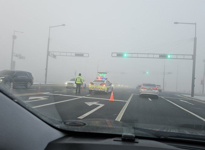 경찰이 4일 오전 연쇄추돌사고가 발생한 세종시 세종동 금빛노을교 인근 도로를 통제하고 있다. 뉴스1