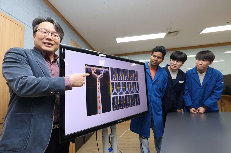 한국과학기술원(KAIST) 기계공학과 오일권 교수(왼쪽)가 만든 인공 근섬유를 설명하고 있다. KAIST 제공
