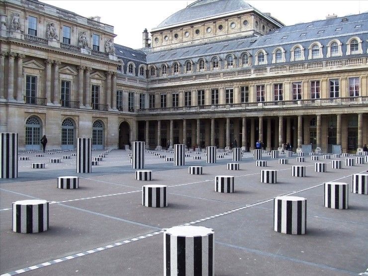 다니엘 뷔랑이 프랑스 파리 팔레 루아얄에 설치한 '두 개의 고원'