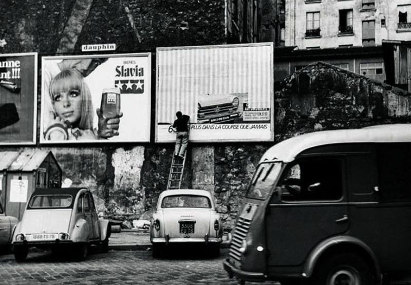 파리 시내에 있는 광고판을 줄무늬 패턴으로 덮고 있는 다니엘 뷔랑.