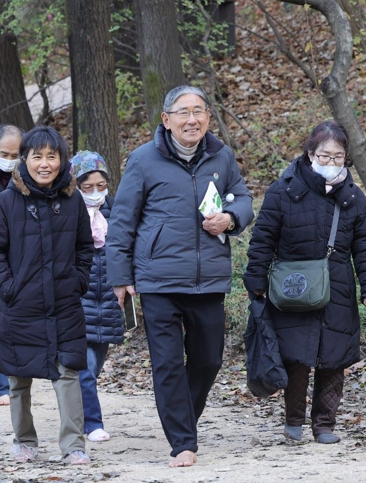박동창 회장(가운데)이 서울 강남구 대모산 맨발걷기 숲길을 맨발걷기국민운동본부 회원들과 함께 걷고 있다. 맨발걷기국민운동본부 제공