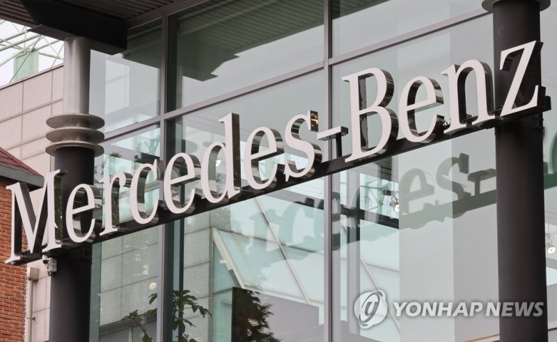 벤츠 매장 수입차 10월 판매 벤츠 1위 (서울=연합뉴스) 이재희 기자 = 한국수입자동차협회(KAIDA)는 10월 수입 승용차 신규 등록 대수(테슬라 제외)가 2만5천363대로 집계돼 지난해 같은 달(1만8천764대)보다 35.2% 증가했다고 3일 밝혔다. 9월(2만3천928대)과 비교하면 6.0% 늘었다. 브랜드별 등록 대수는 메르세데스-벤츠 7천717대, BMW 6천754대, 아우디 2천637대 등이다. 지난달 가장 많이 팔린 수입차 모델은 벤츠 E-클래스로, 2천771대가 판매됐다. 사진은 3일 서울의 한 벤츠 매장의 모습. 