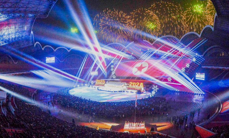 (평양 노동신문=뉴스1) = 북한 노동당 기관지 노동신문은 4일 "(김정은) 총비서 동지의 영도따라 2023년에 전례없이 앙양된 투쟁기세를 더욱 고조시켜 올해의 정책적 과업을 무조건 완수함으로써 당 제8차 대회 결정관철에서 관건적 의의를 가지는 이해의 진군에서 반드시 빛나는 승리를 이룩하자＂고 촉구했다. 사진은 2024년 신년경축대공연 현장. [국내에서만 사용가능. 재배포 금지. DB 금지. For Use Only in the Republic of Korea. Redistribution Prohibited] rodongphoto@n