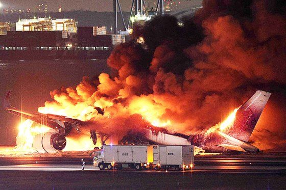 지난 2일 일본 하네다공항 활주로에서 해상보안청 항공기와 충돌한 JAL기가 화염에 휩싸여 있다. 이 사고로 JAL기에서는 탑승객 379명이 전원 탈출하고 부상자 14명만 발생했으나 해상보안청 항공기 탑승자는 6명중 5명이 숨졌다. AFP연합뉴스