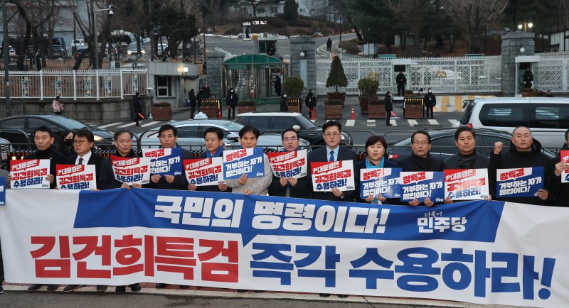 '쌍특검법' 정부 이송…민주 "尹 거부권 행사 포기하라"