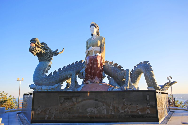 해룡이 수로부인을 모시고 나타나는 '해가' 장면을 재현한 조형물은 높이 10.6m, 무게 500t에 달한다.
